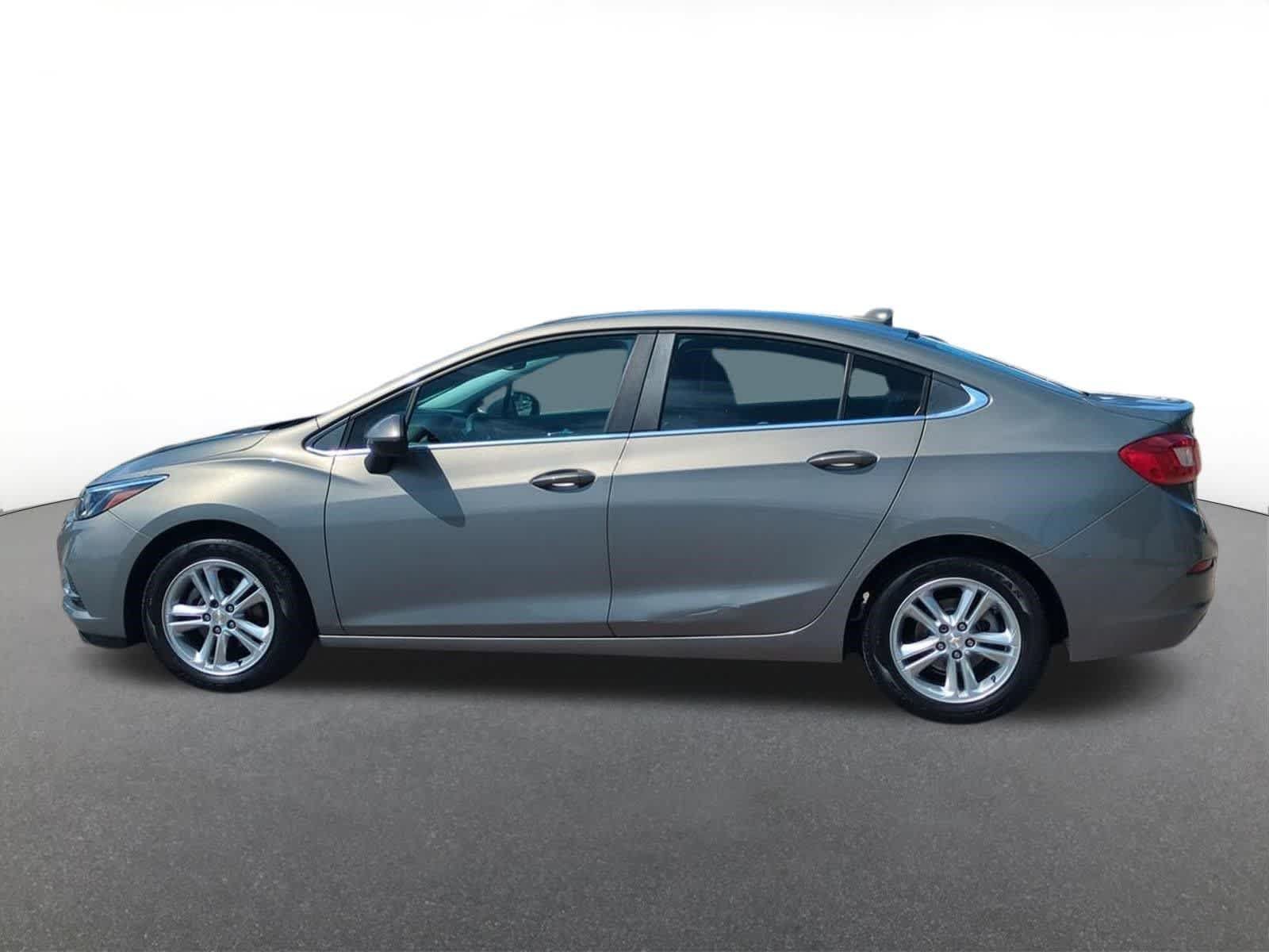 Used 2017 Chevrolet Cruze LT FWD image 3