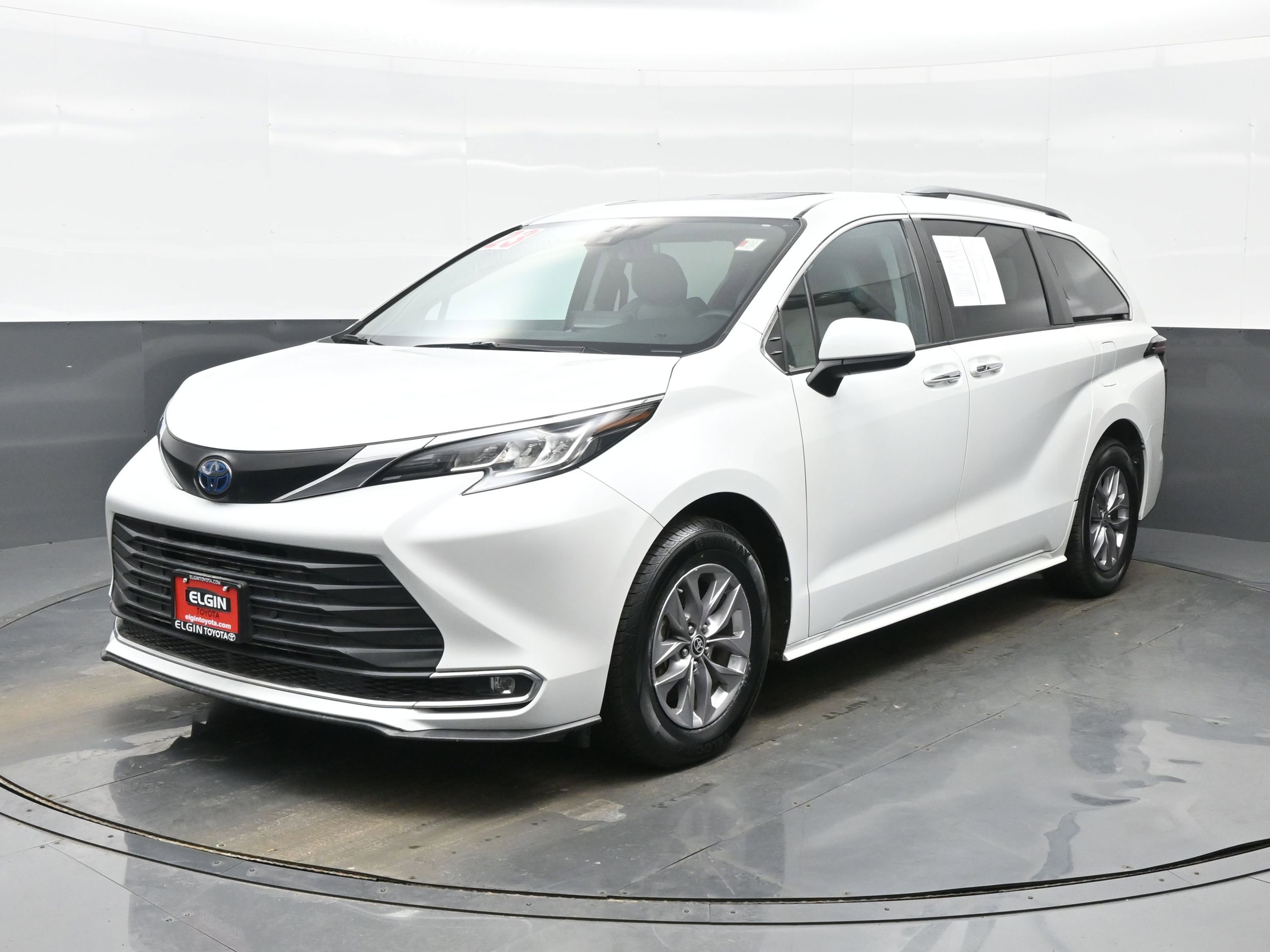 Used 2023 Toyota Sienna XLE image 2