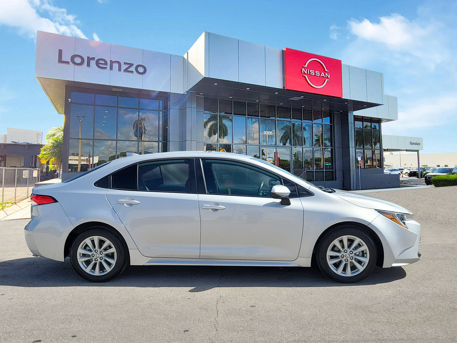 Used 2023 Toyota Corolla LE w/ LE Convenience Package FWD image 4