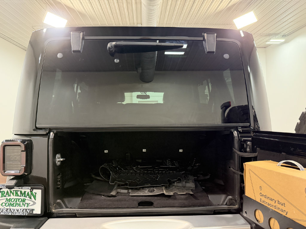 Used 2015 Jeep Wrangler Unlimited Sahara w/ Connectivity Group AWD/4WD image 73