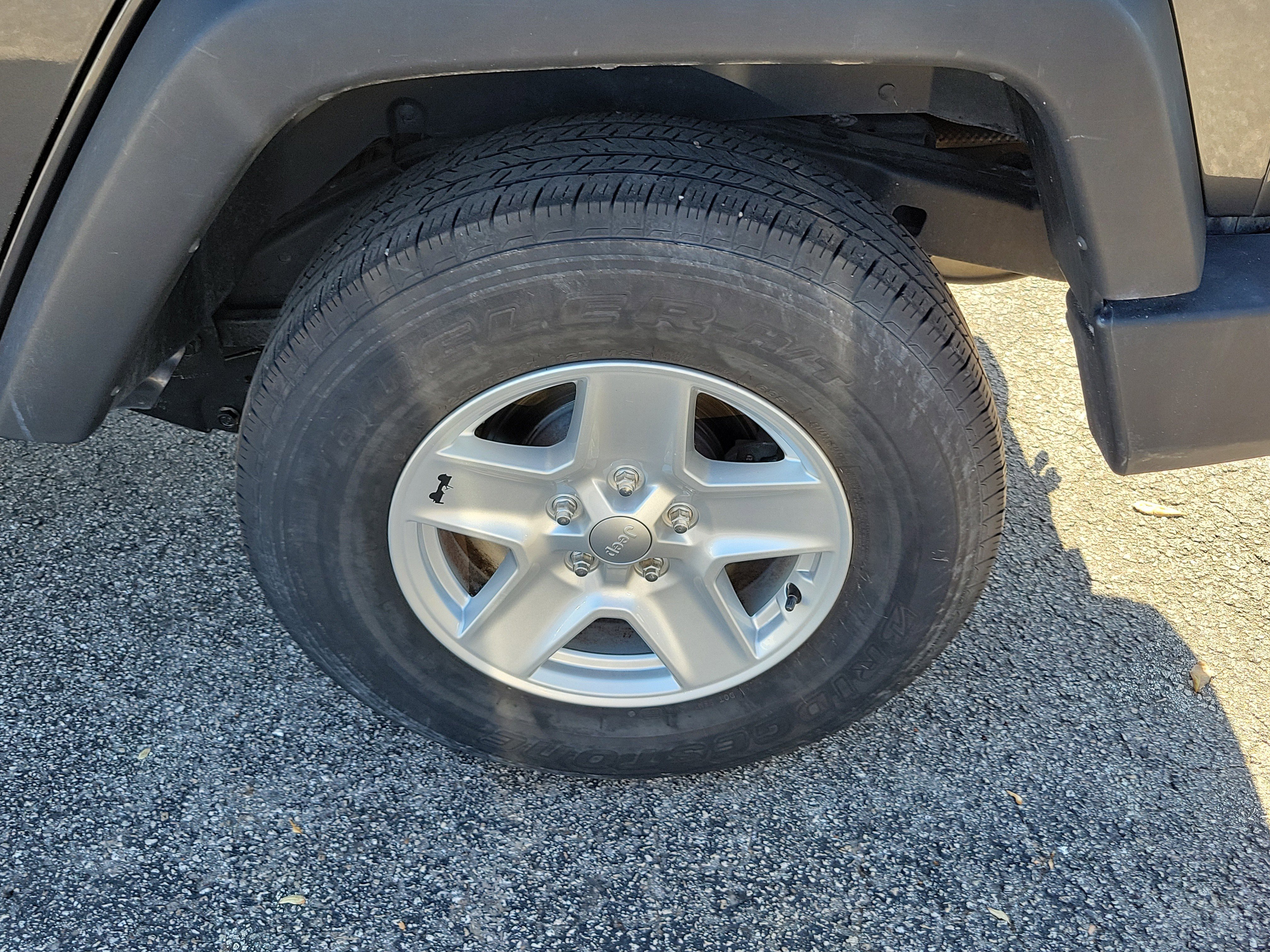 Used 2018 Jeep Wrangler Unlimited Sport w/ Connectivity Group AWD/4WD image 32