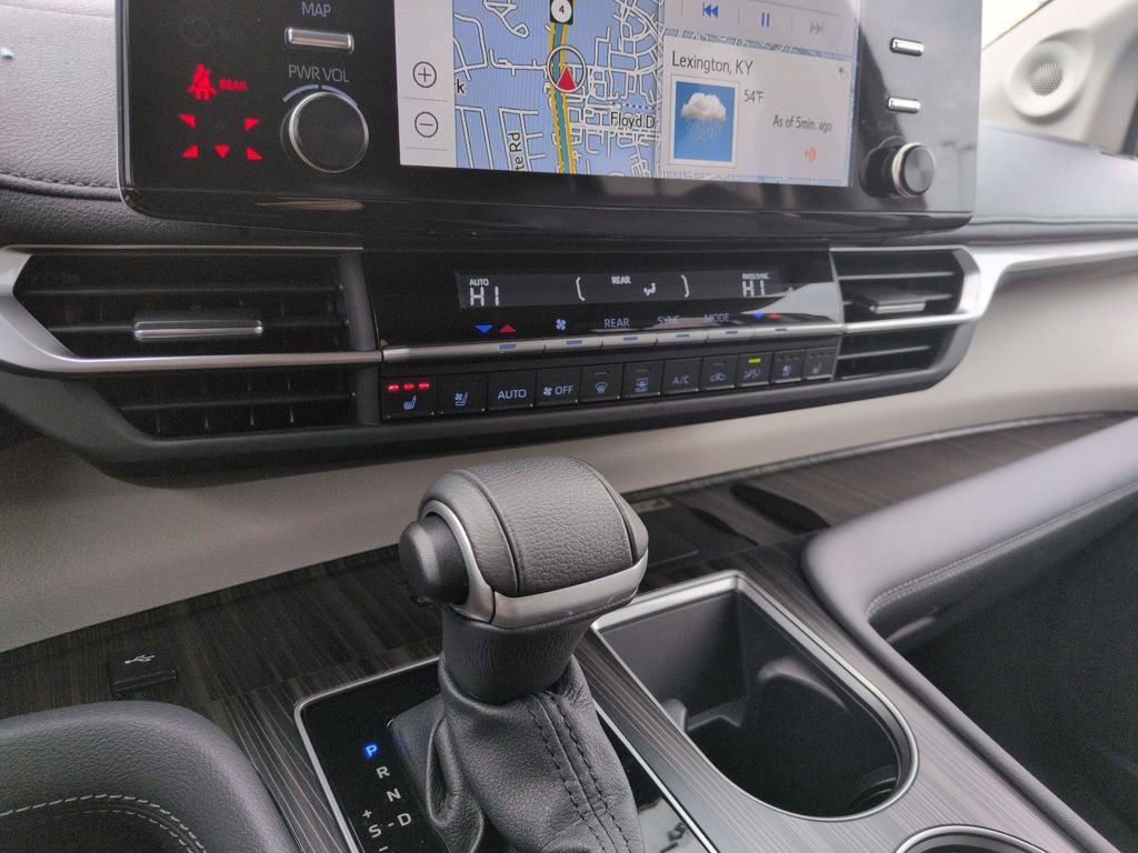 Certified 2024 Toyota Sienna Limited image 18