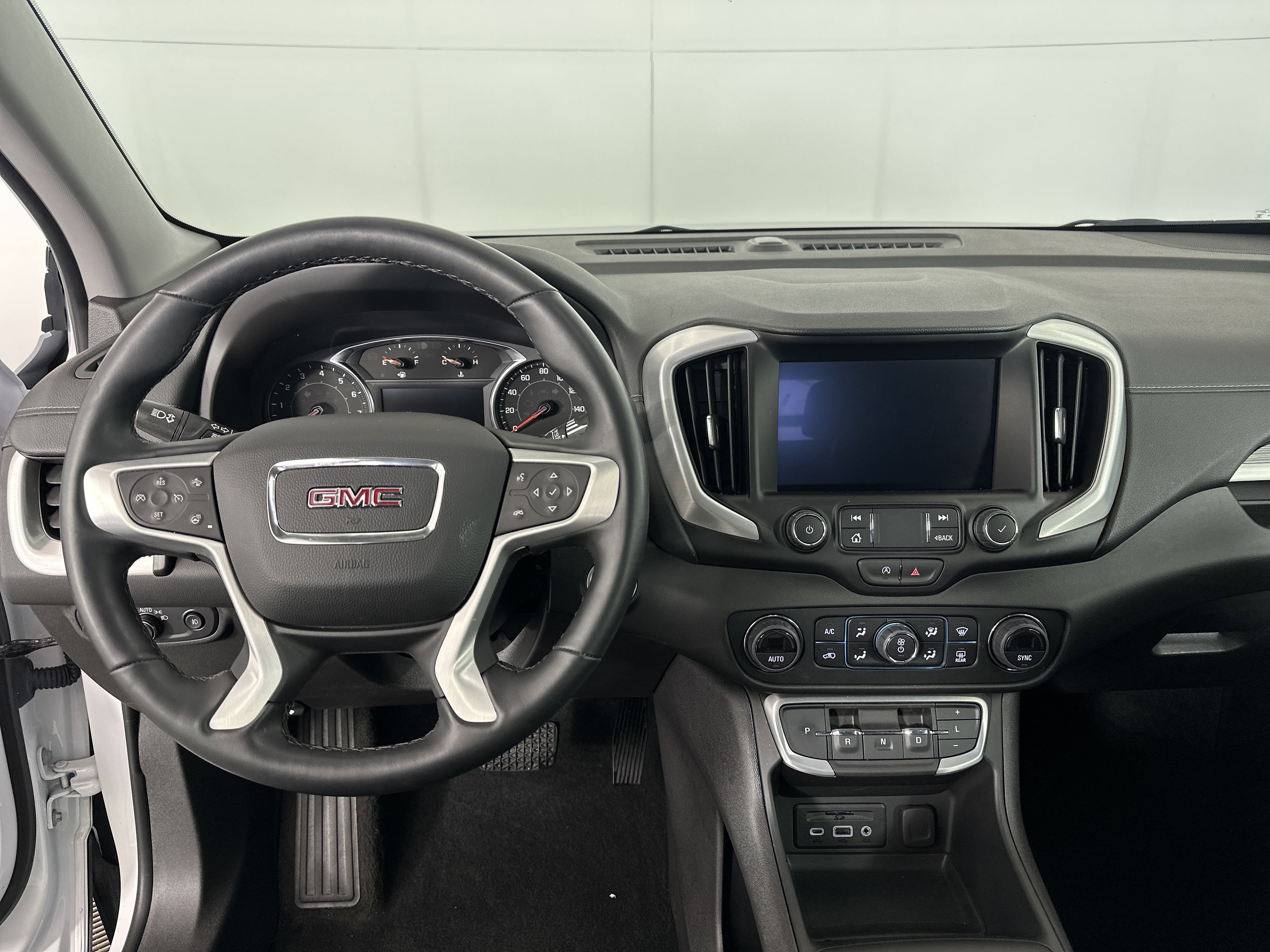 Certified 2024 GMC Terrain SLT image 3