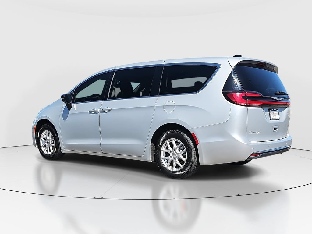 Used 2024 Chrysler Pacifica Touring-L FWD image 7