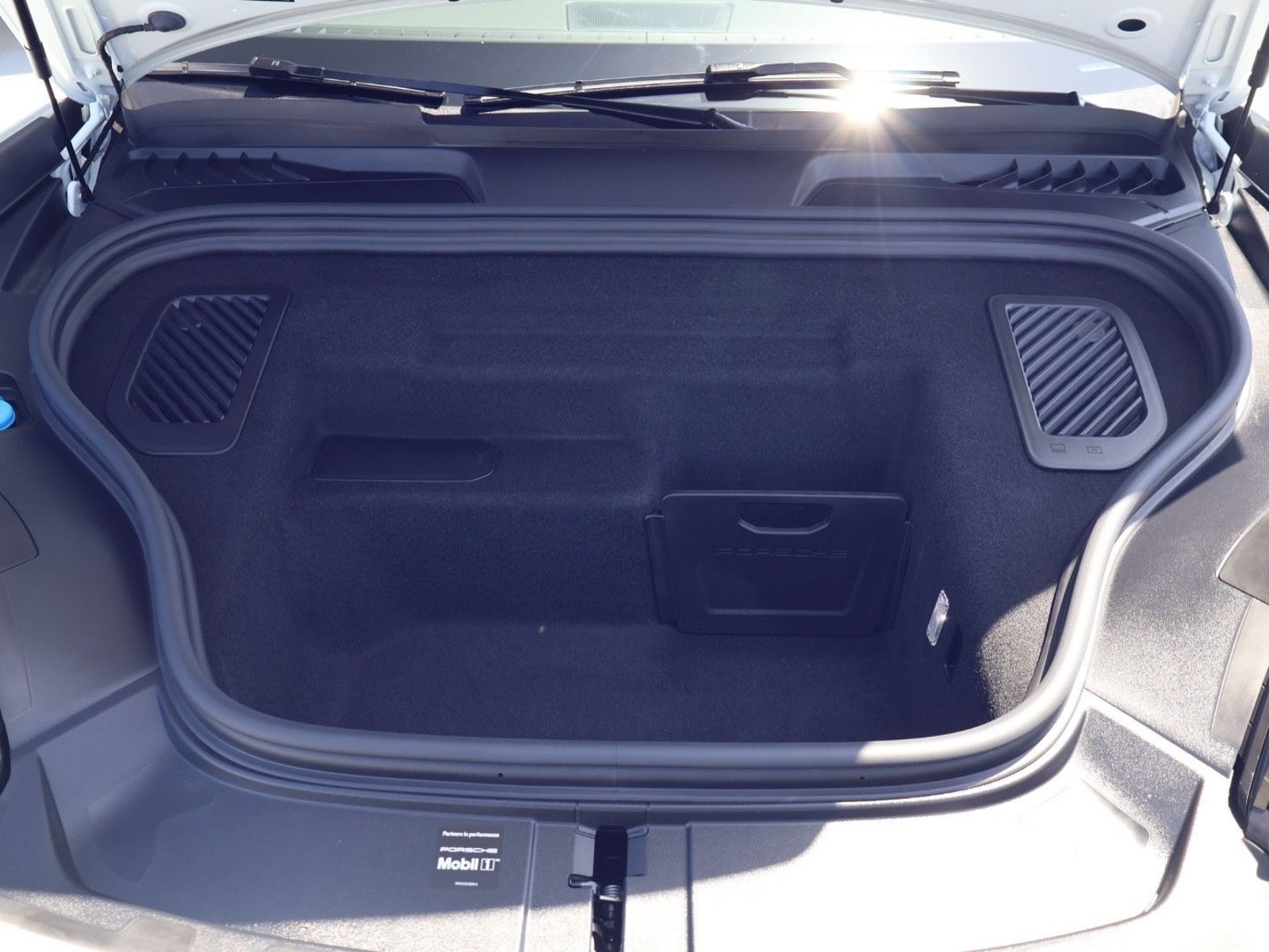 Certified 2025 Porsche Macan 4 Electric AWD/4WD image 26