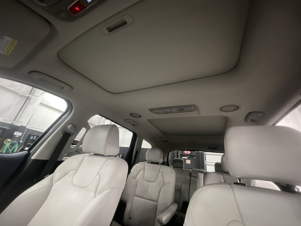 Used 2025 Kia Telluride SX w/ SX Captain's Chair Package image 22