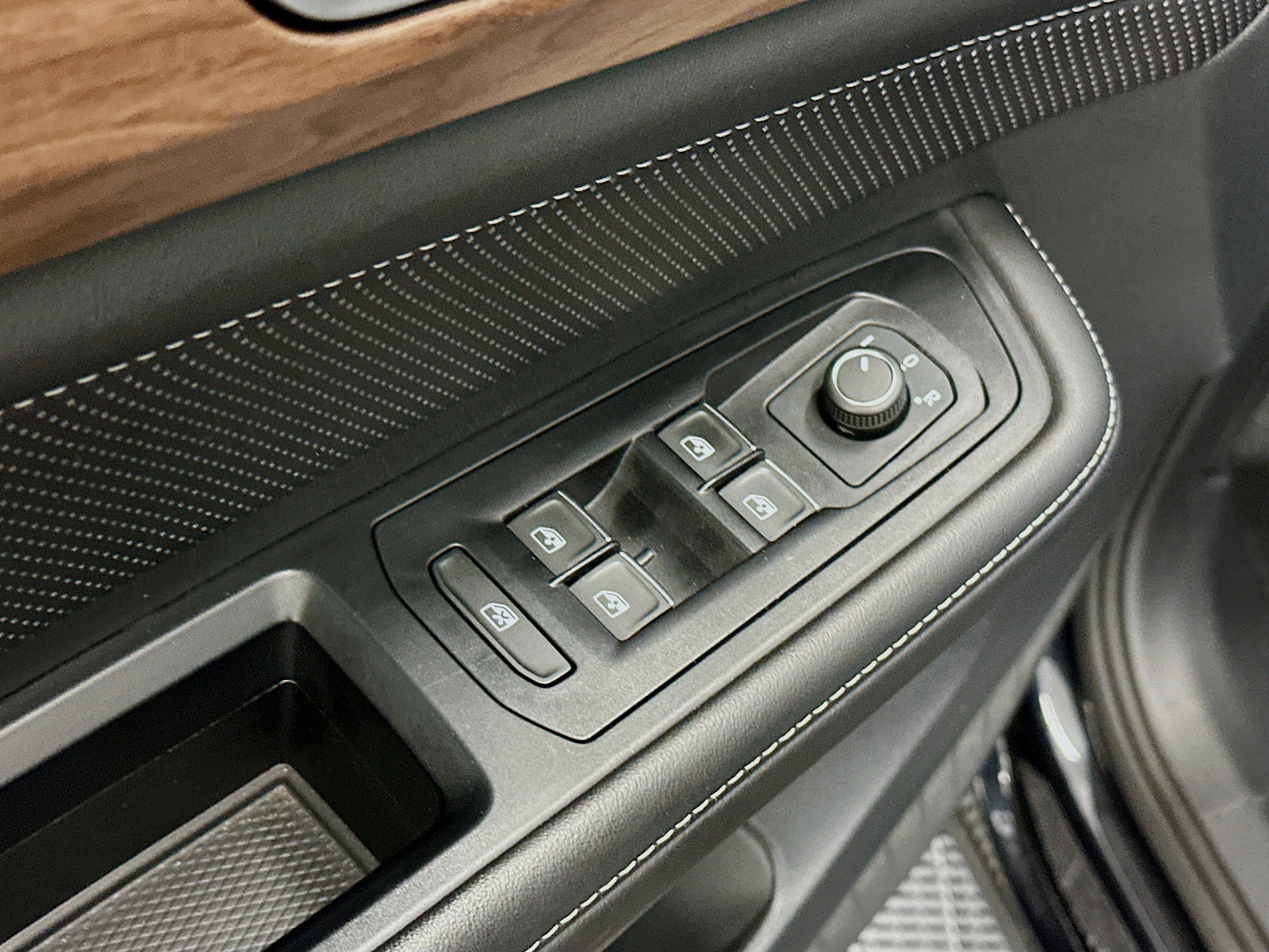 Used 2025 Volkswagen Atlas SE image 15