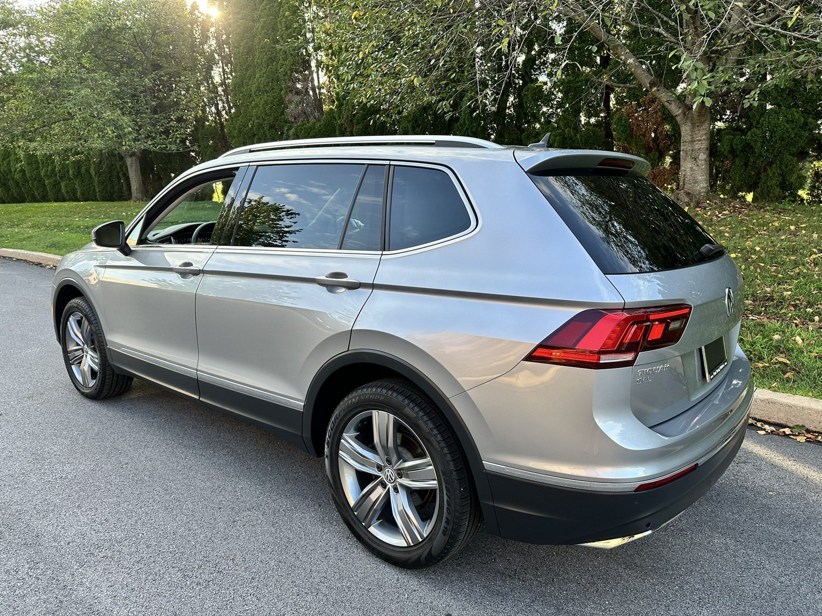 Used 2020 Volkswagen Tiguan SEL AWD/4WD image 45