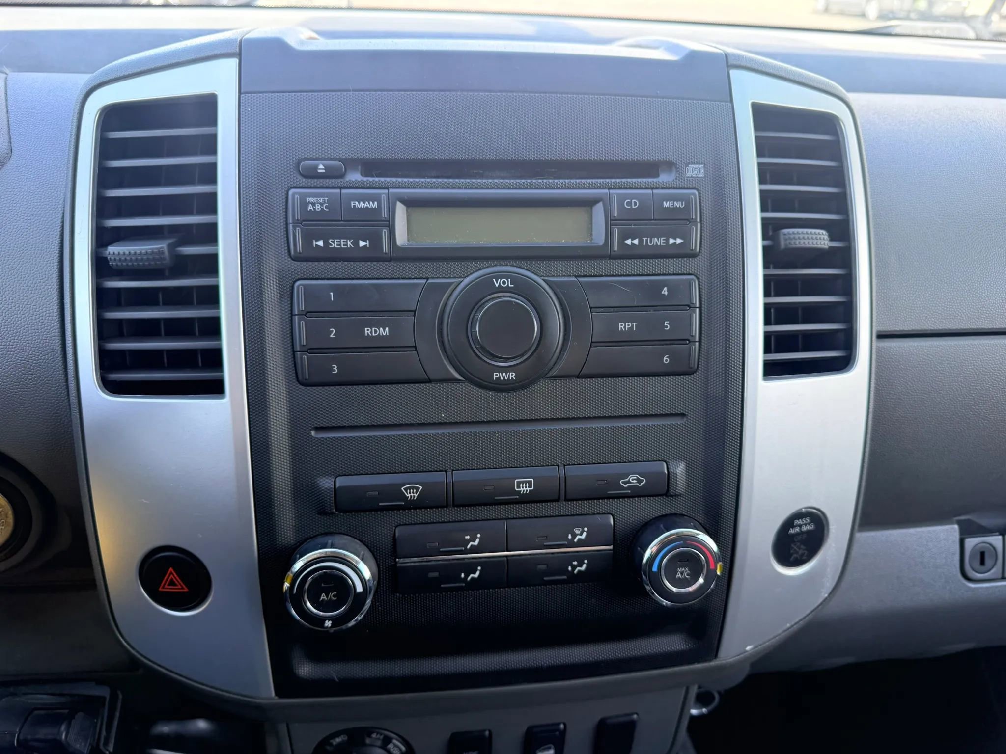 Used 2010 Nissan Frontier SE image 11