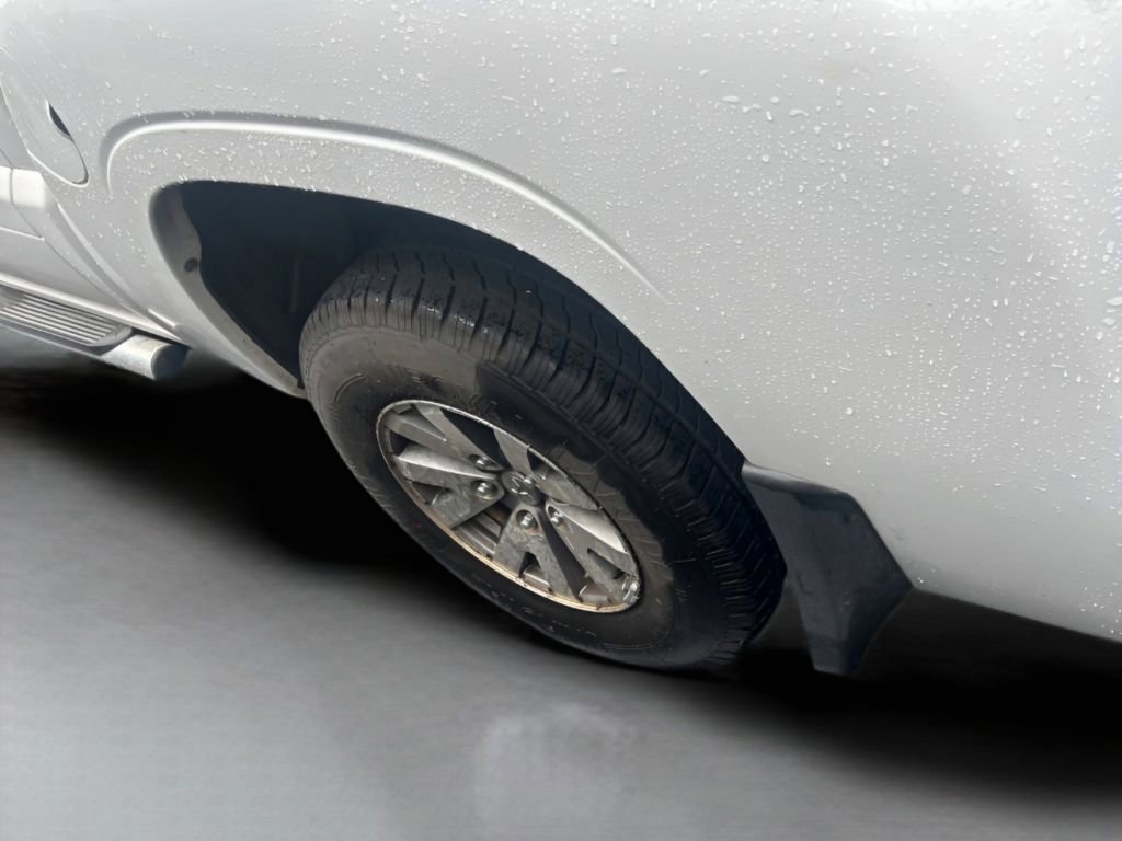 Used 2007 Mitsubishi Raider LS image 27