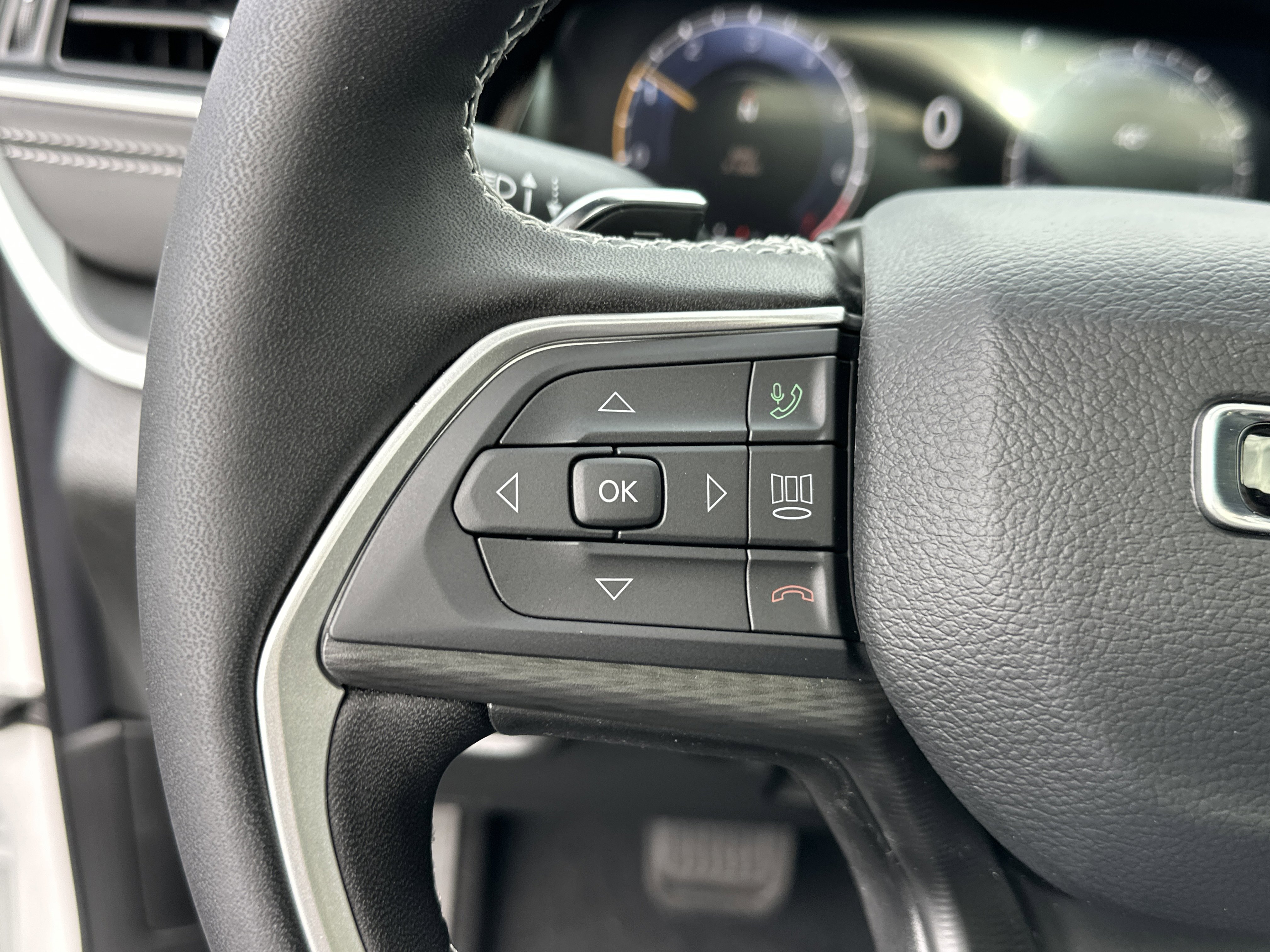 New 2025 Jeep Grand Cherokee Altitude image 9