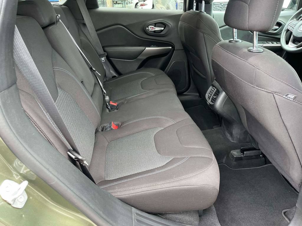 Used 2019 Jeep Cherokee Latitude w/ Popular Appearance Group AWD/4WD image 9
