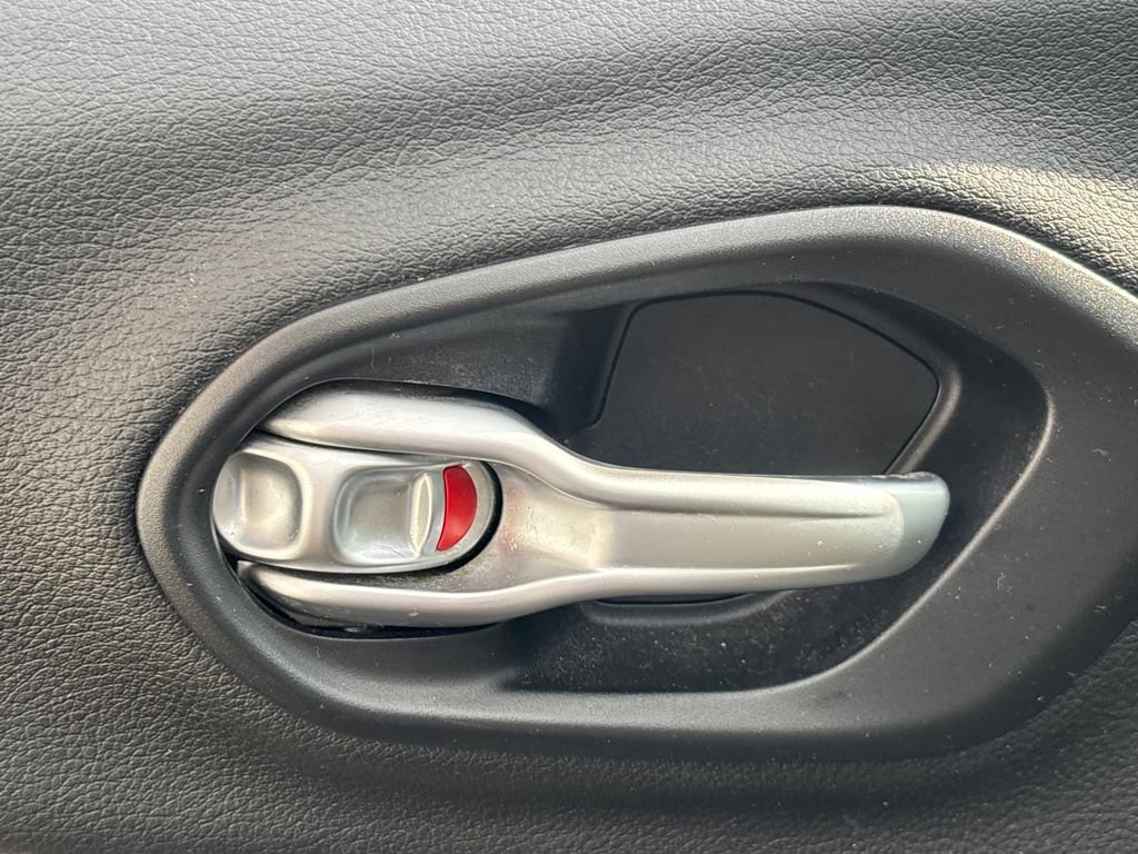 Used 2016 Jeep Cherokee Limited image 8