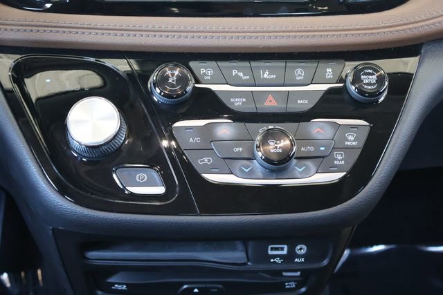 Used 2017 Chrysler Pacifica Limited image 22