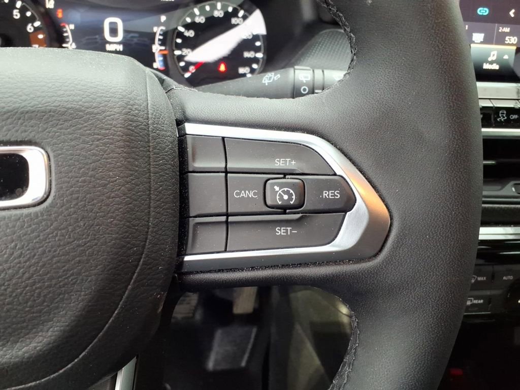 Used 2025 Jeep Compass Latitude w/ Convenience Group AWD/4WD image 19