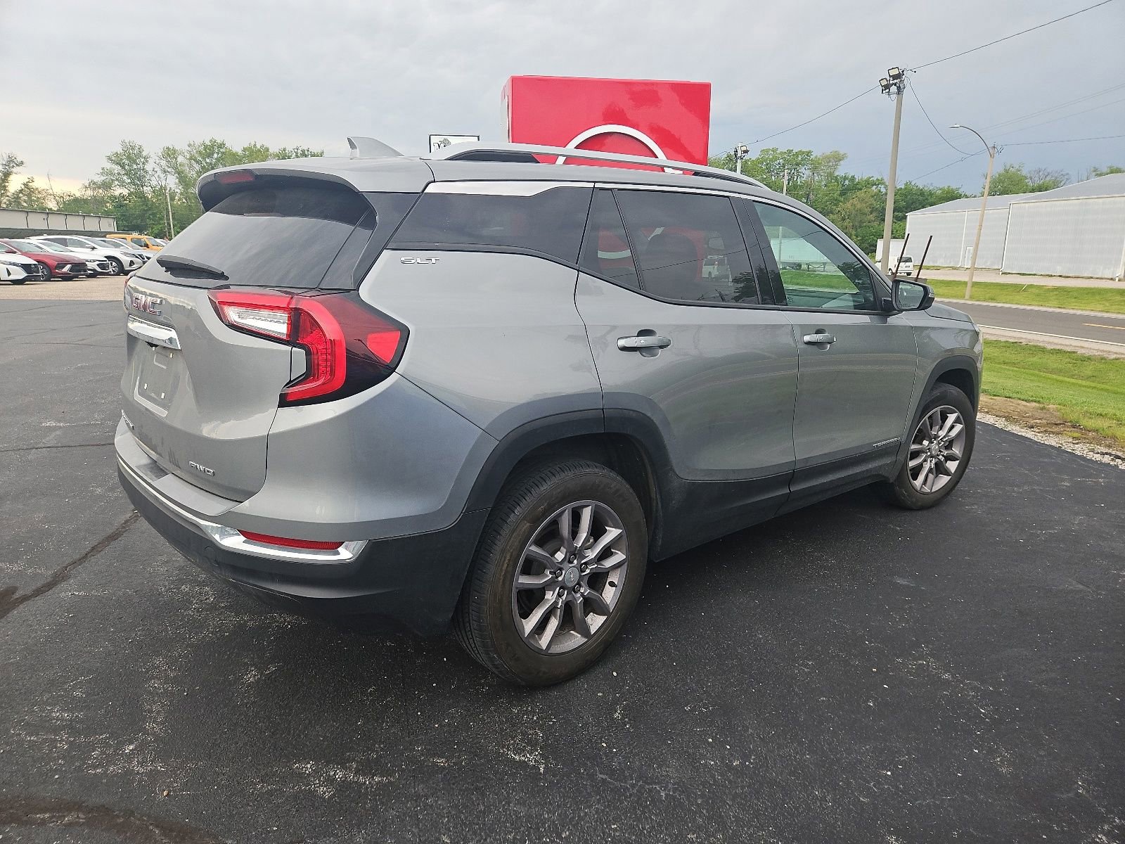Used 2024 GMC Terrain SLT AWD/4WD image 4