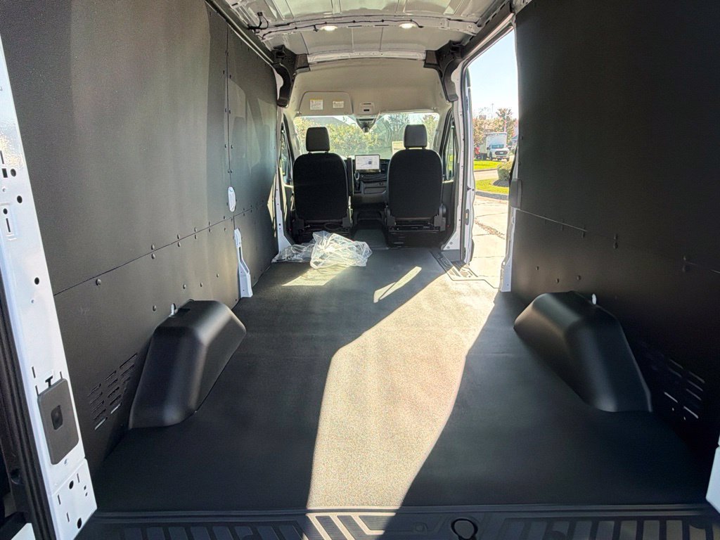 New 2027 Ford Transit 250 148 Medium Roof RWD image 32