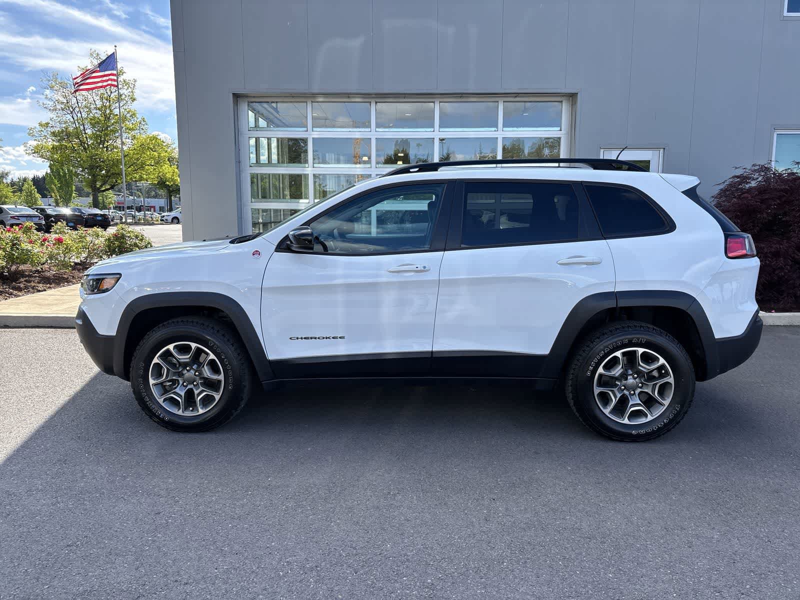 Used 2022 Jeep Cherokee Trailhawk w/ Comfort/Convenience Group AWD/4WD image 2