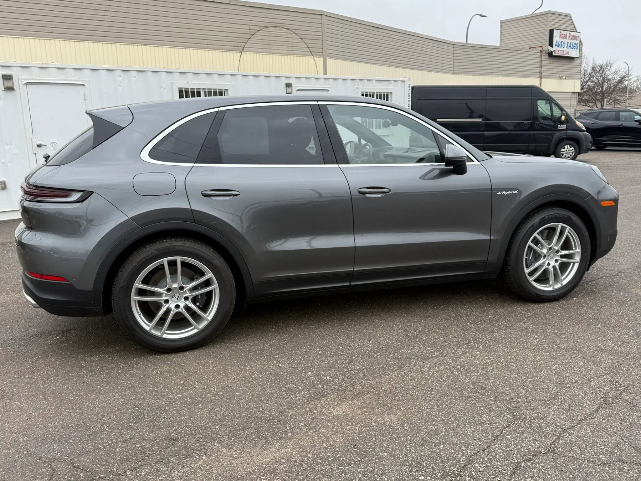 Used 2025 Porsche Cayenne E-Hybrid Sport Utility 4D w/ Premium Package Plus image 14