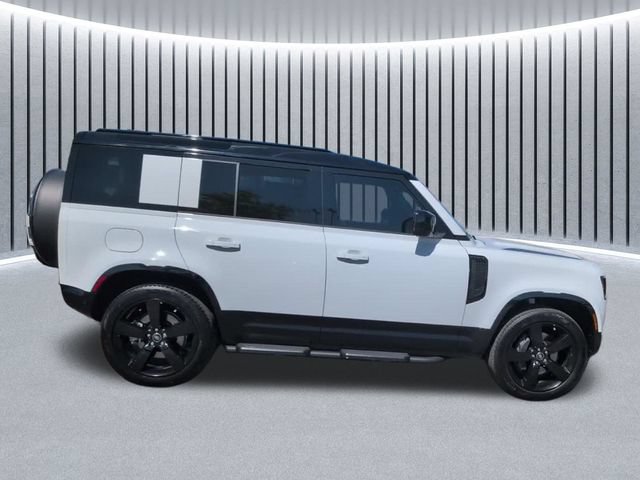 Used 2025 Land Rover Defender 110 X-Dynamic SE AWD/4WD image 4