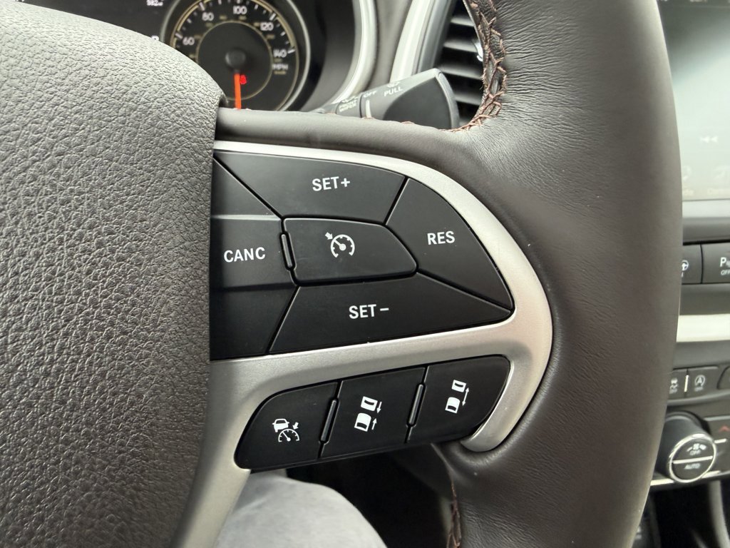 Used 2018 Jeep Cherokee Overland w/ Technology Group image 21