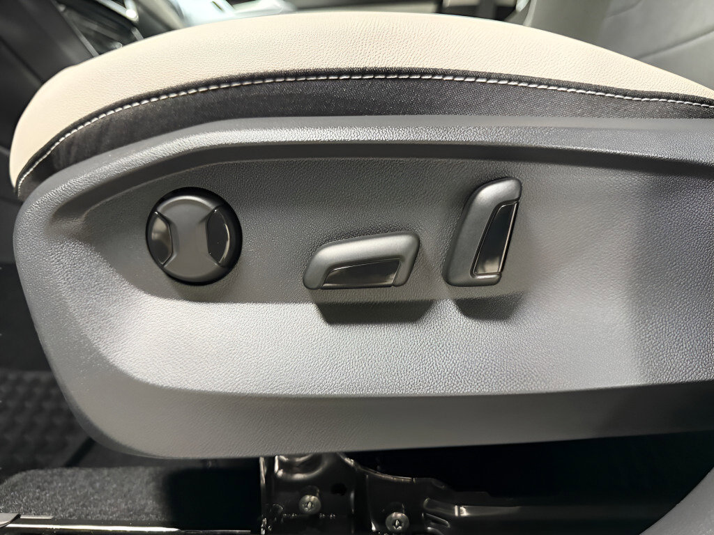 Used 2025 Volkswagen Taos SE image 18