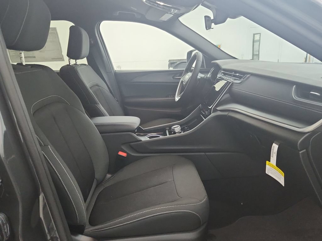 New 2026 Jeep Grand Cherokee L Laredo AWD/4WD image 31
