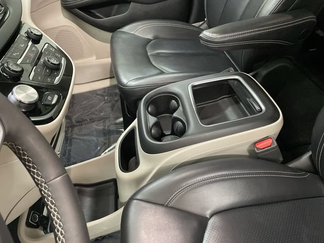 Used 2024 Chrysler Pacifica Touring-L FWD image 24
