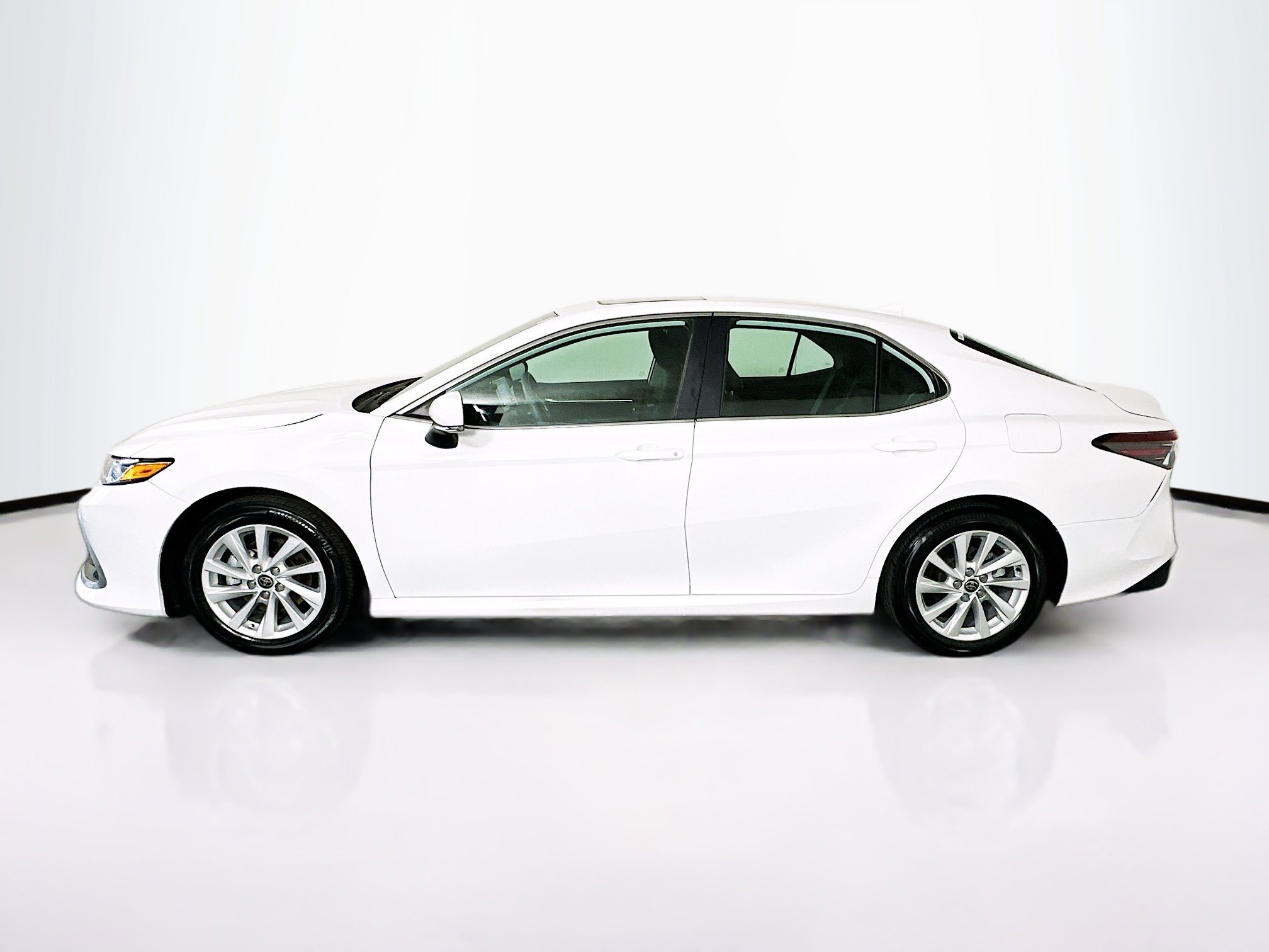 Used 2024 Toyota Camry LE w/ Convenience Package FWD image 4