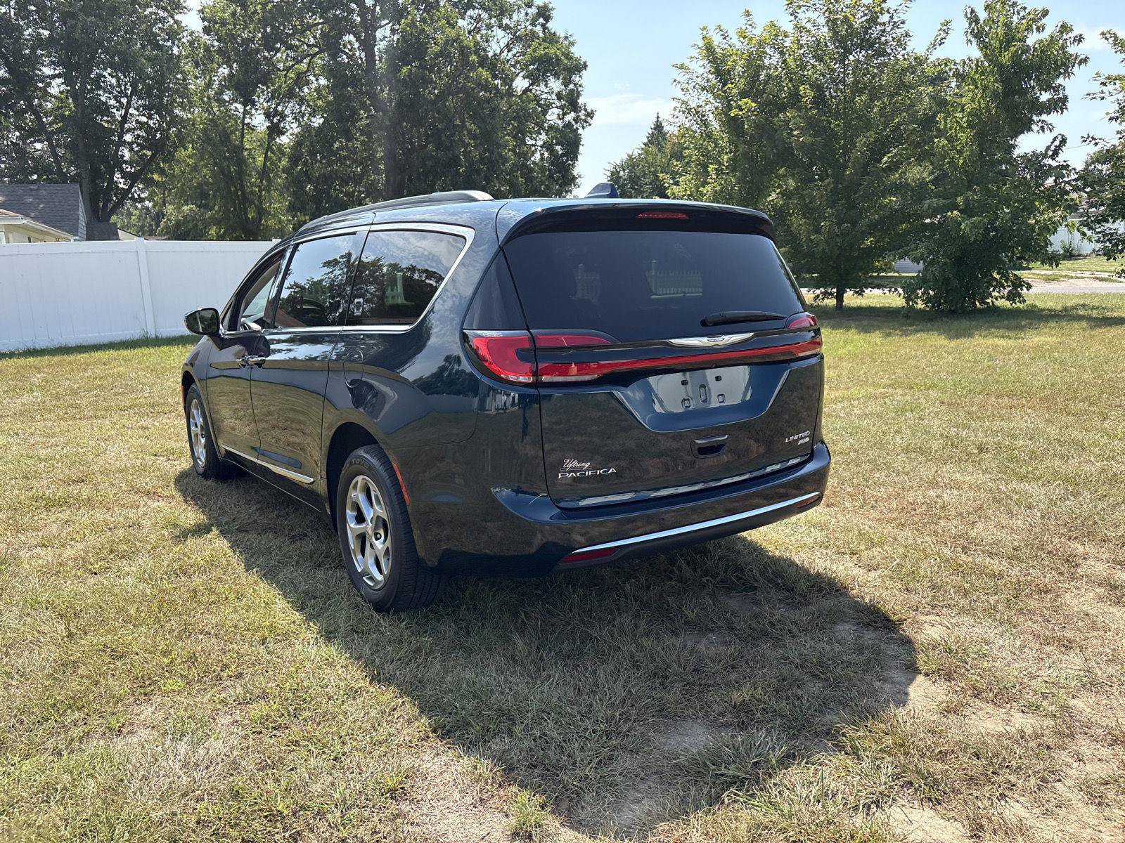 Used 2022 Chrysler Pacifica Limited w/ Uconnect Theater Family Group AWD/4WD image 7
