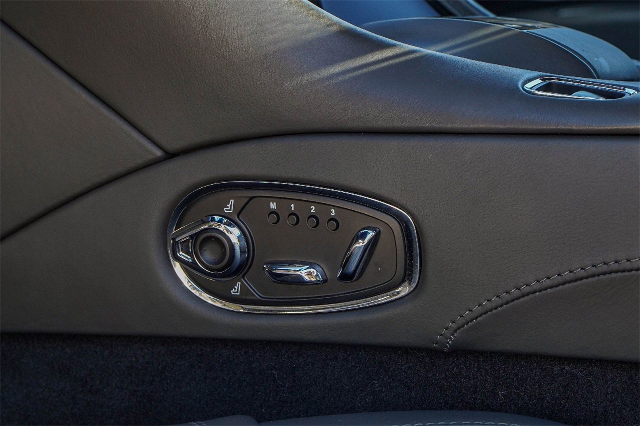 Used 2020 Aston Martin DB11 Volante image 37