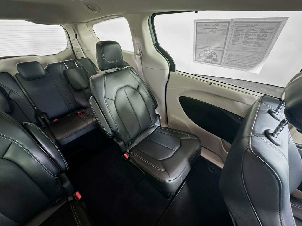 Used 2024 Chrysler Pacifica Touring-L AWD/4WD image 14