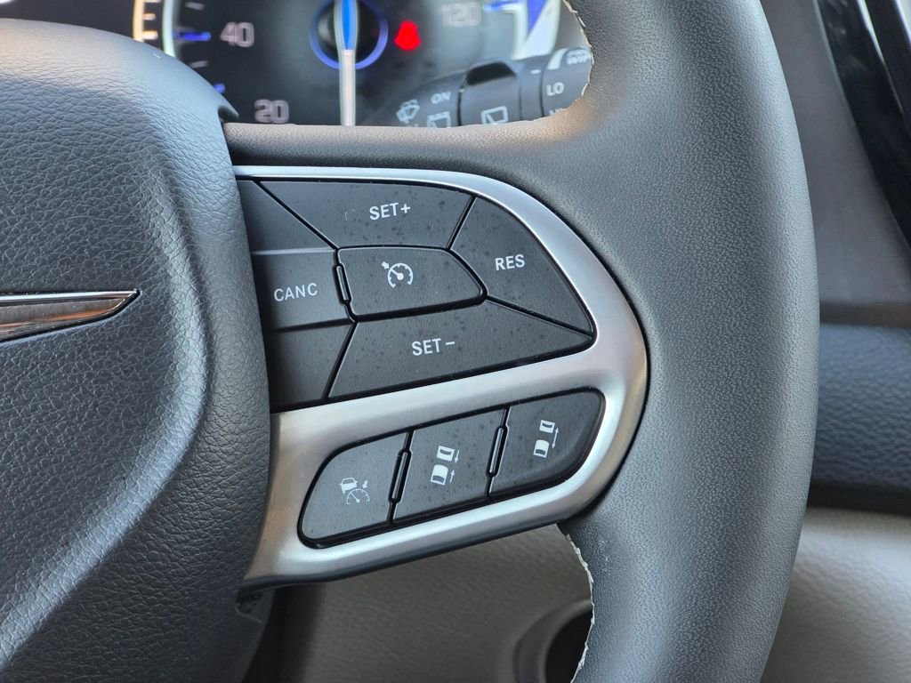 Used 2024 Chrysler Pacifica Touring-L FWD image 17
