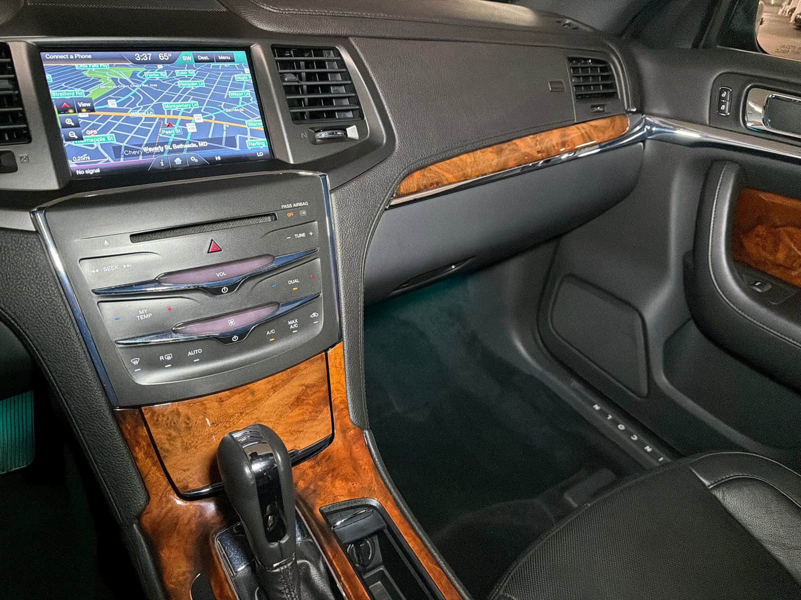 Used 2015 Lincoln MKS AWD w/ Equipment Group 101A image 22