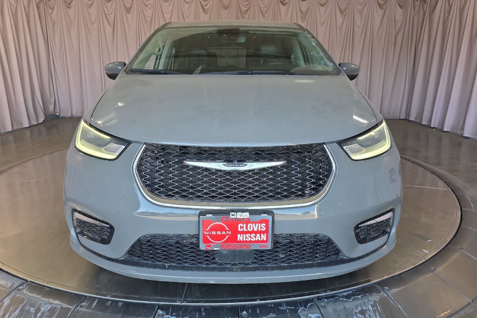 Used 2023 Chrysler Pacifica Touring-L FWD image 11