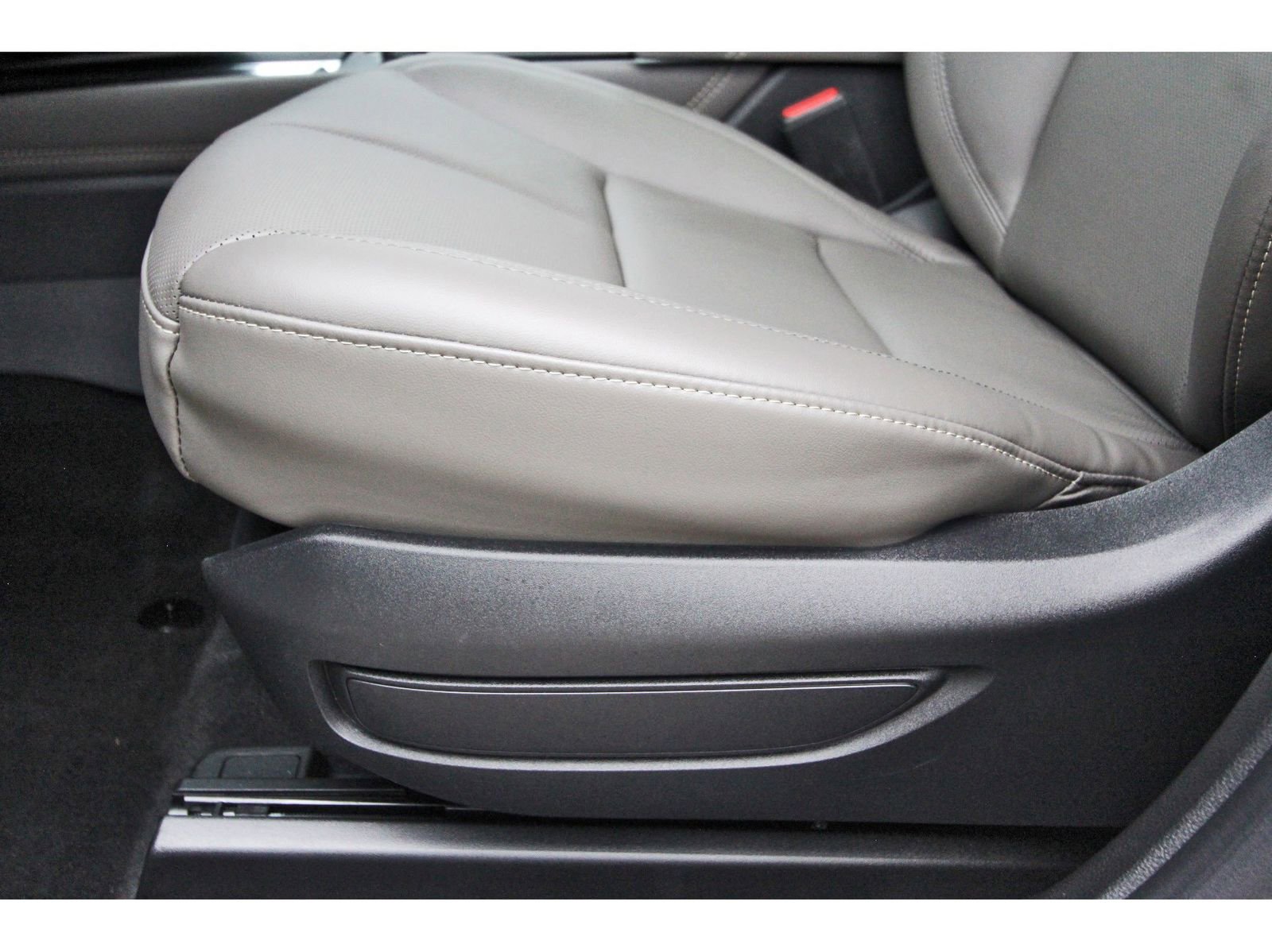 Used 2025 Lincoln Corsair FWD w/ Equipment Group 101A image 27