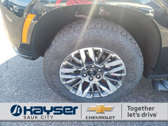 Used 2025 Chevrolet Suburban Z71 image 7