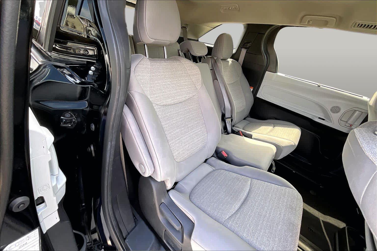 Used 2025 Toyota Sienna LE FWD image 19