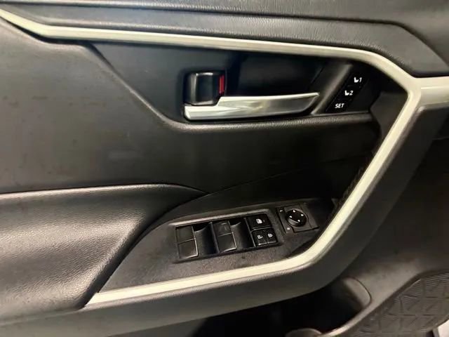 Used 2021 Toyota RAV4 XLE Premium image 15