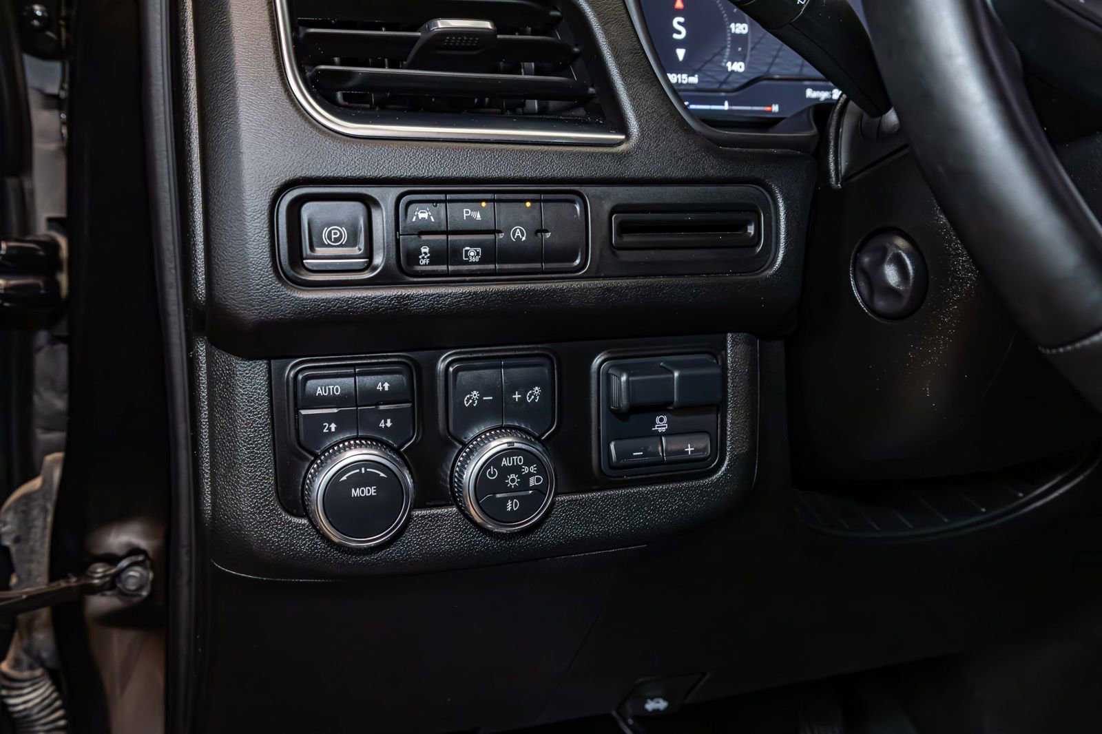 Used 2024 GMC Yukon XL SLT w/ SLT Luxury Package image 17