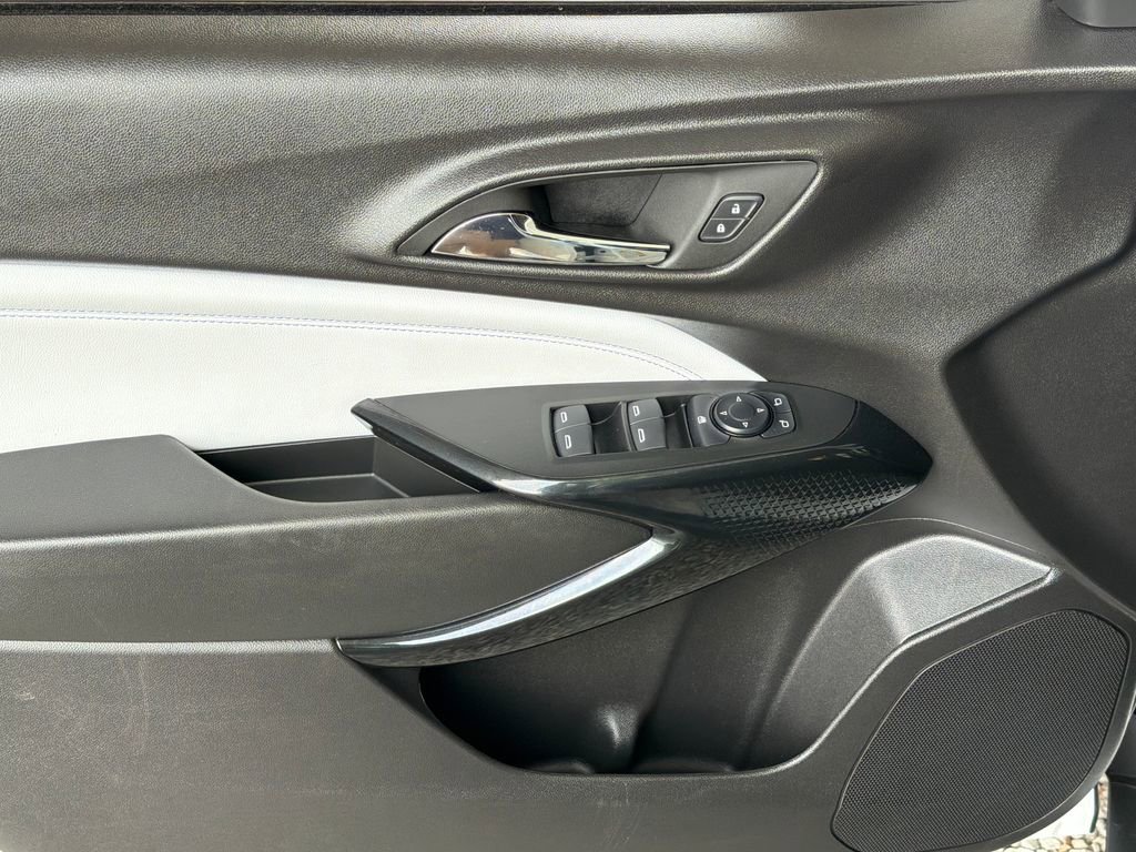 Used 2025 Chevrolet Trax LT w/ LT Convenience Package image 3