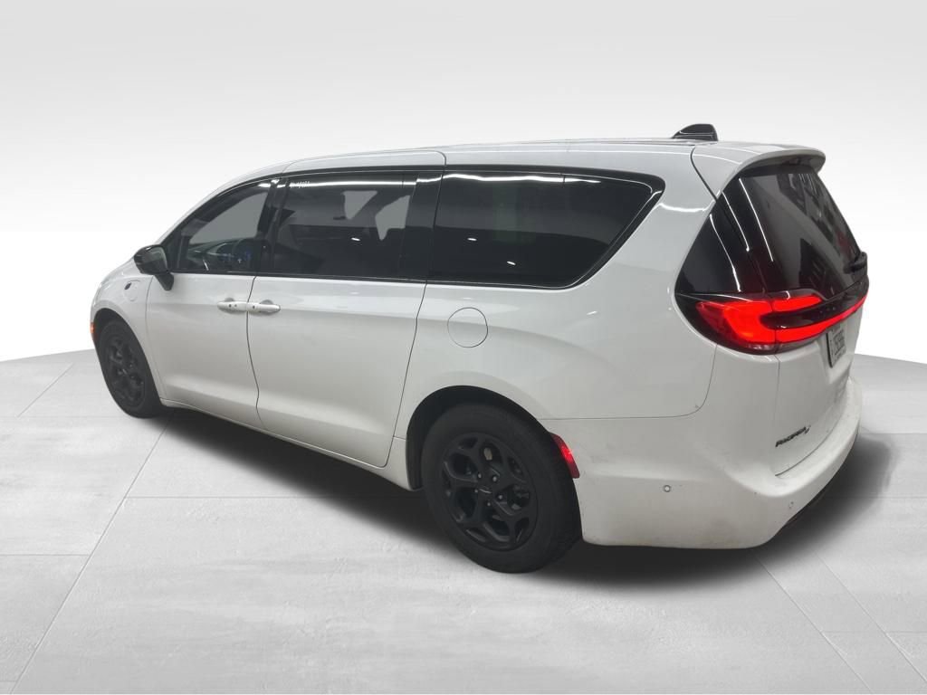 Used 2024 Chrysler Pacifica Select image 12