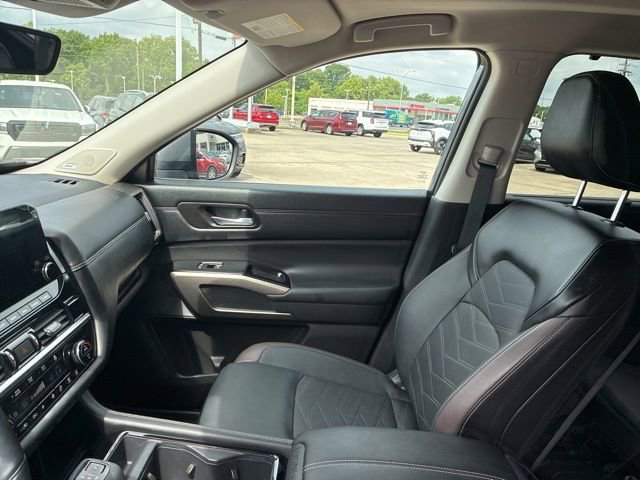 Used 2024 Nissan Pathfinder Platinum FWD image 16