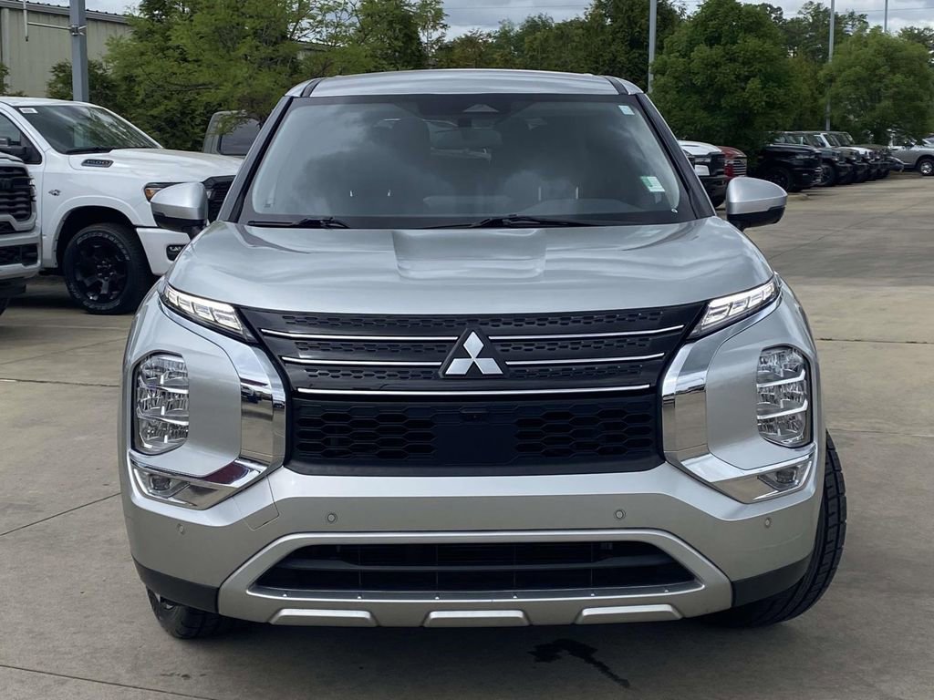 Used 2023 Mitsubishi Outlander SE image 2