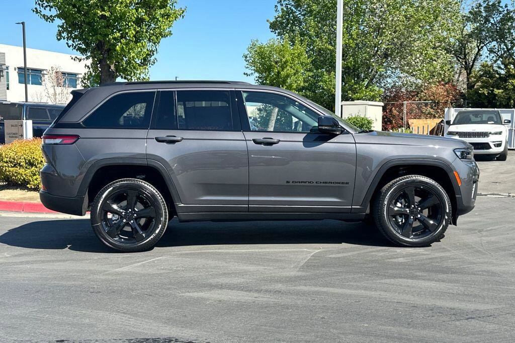 New 2026 Jeep Grand Cherokee Limited image 3