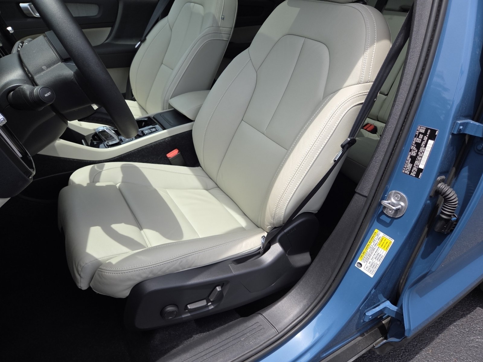 Used 2023 Volvo XC40 B5 Plus w/ Driver Assist Package AWD/4WD image 25