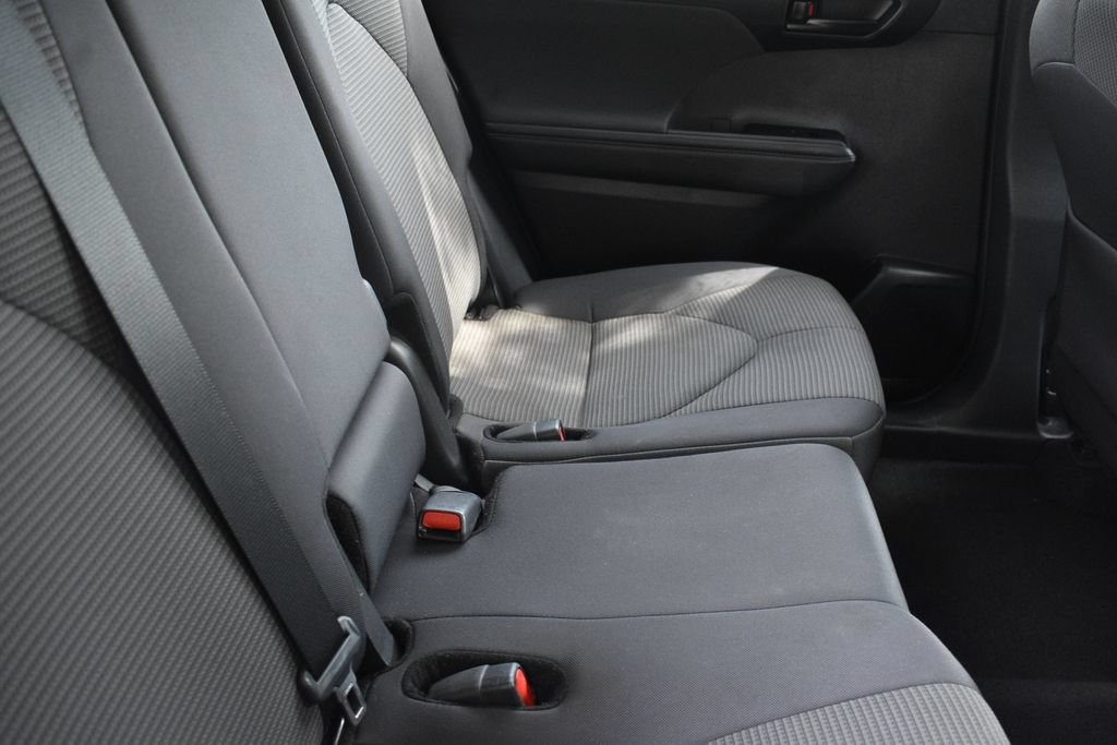 Used 2025 Toyota Highlander LE FWD image 28