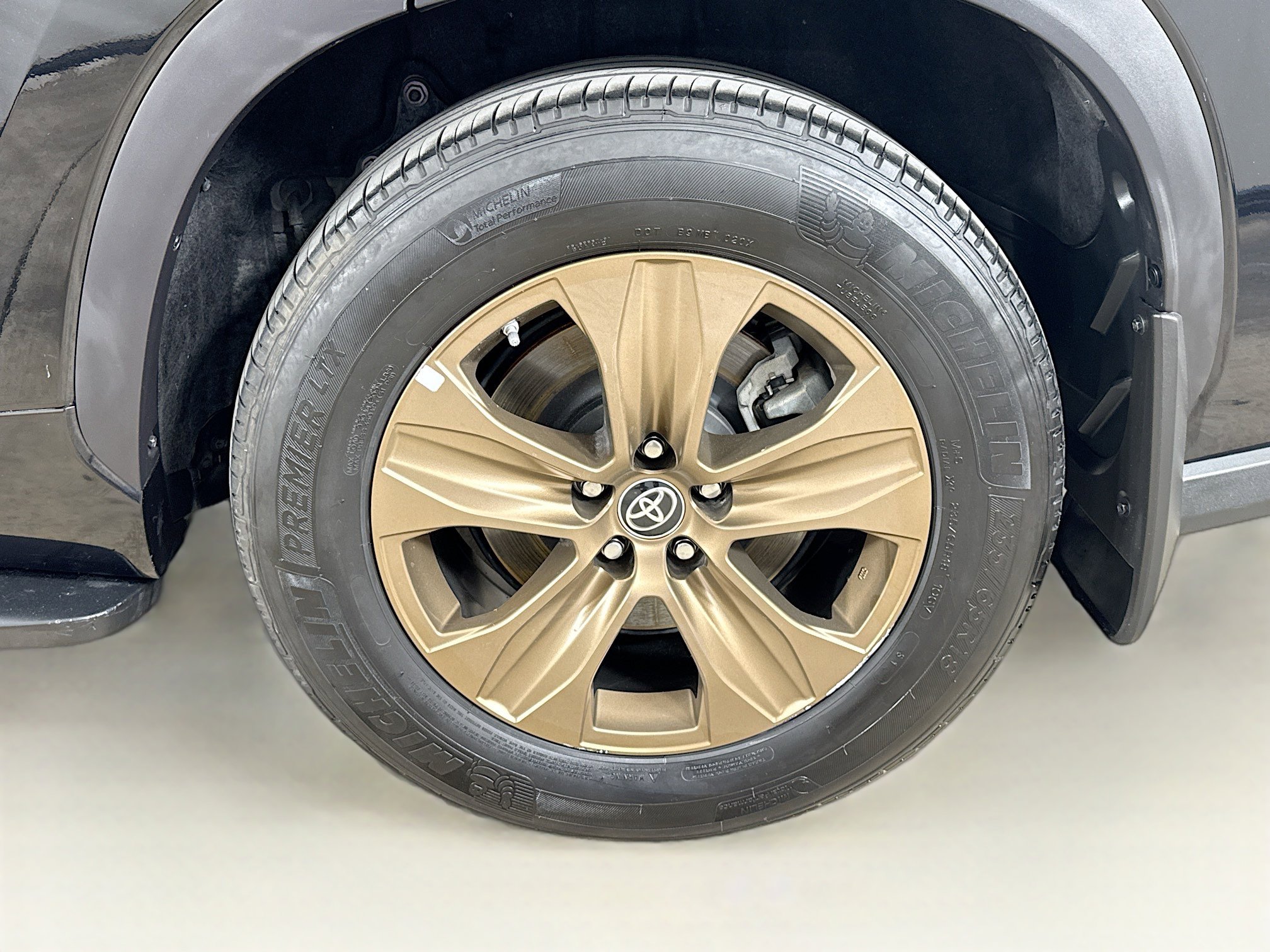 Used 2022 Toyota Highlander Bronze Edition FWD image 32