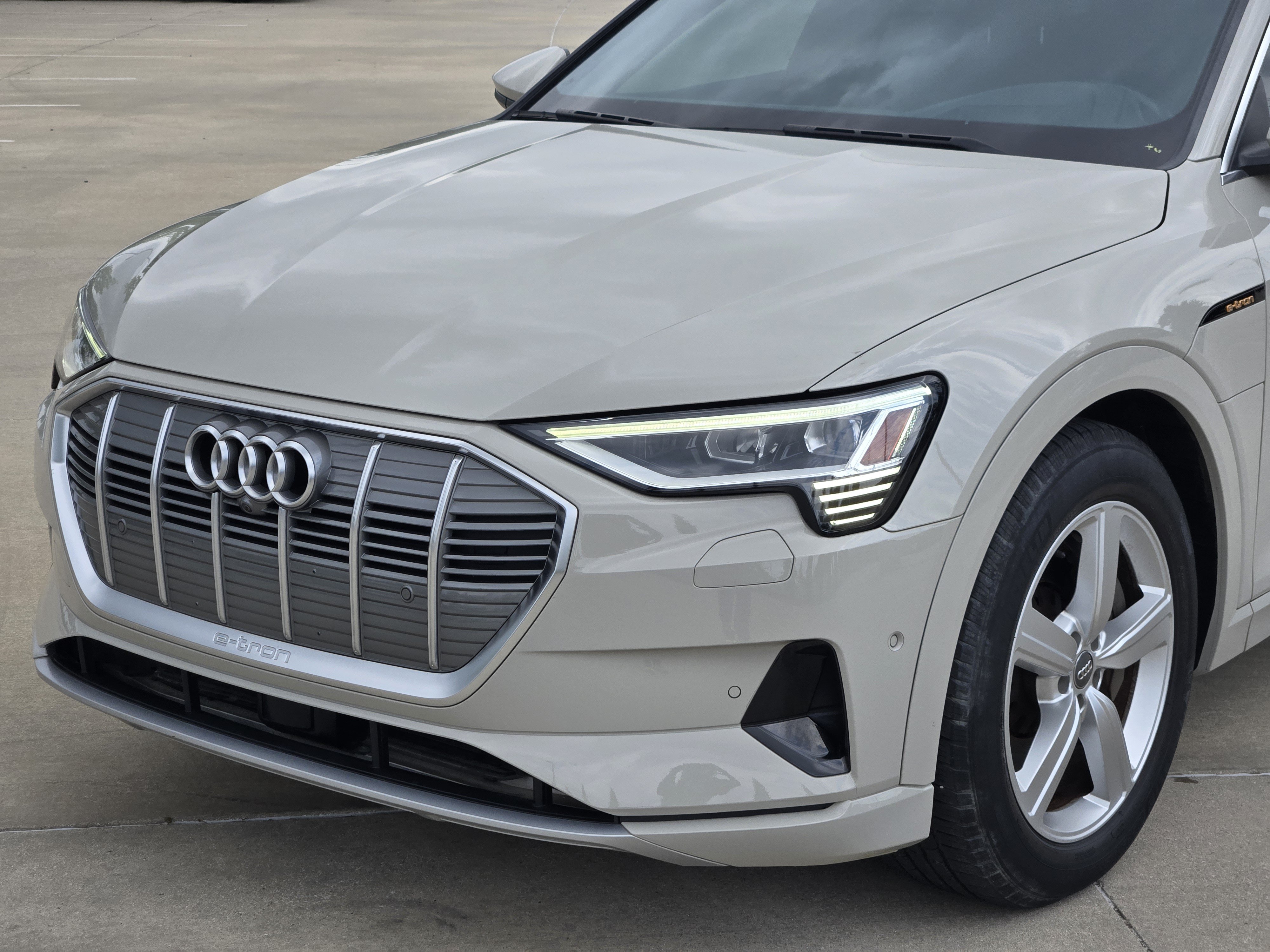 Used 2019 Audi e-tron Prestige w/ Prestige Package AWD/4WD image 12