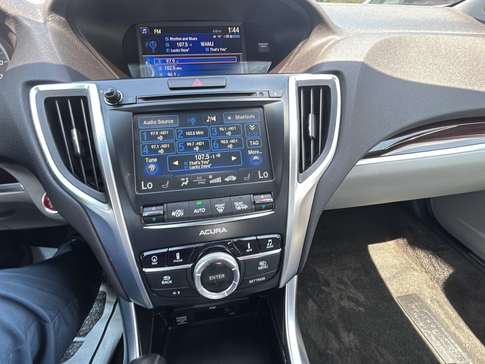 Used 2016 Acura TLX w/ Technology Package FWD image 16